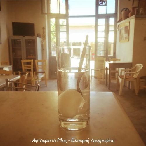 Βανίλια σ’ ένα ποτήρι κρυγιό νερό