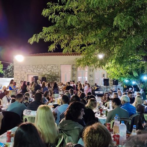 Σε κάποιο κρητικό γλέντι, κάπου, σ’ ένα μικρό χωριό